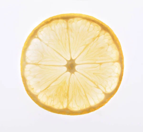 Žluté citrónové řezy podsvícení, izolované na bílém — Stock fotografie