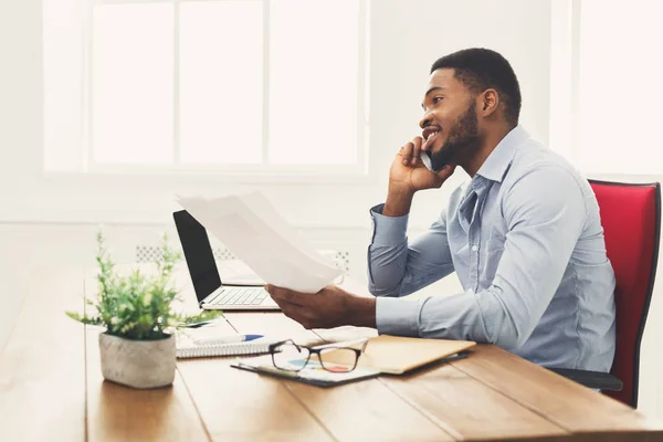 Jovem empresário negro falando no celular — Fotografia de Stock