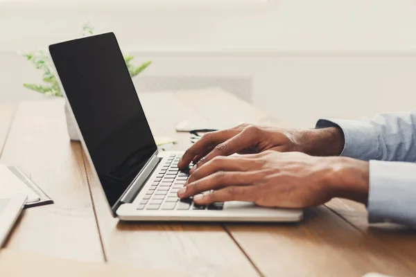 Un om de afaceri afro-american tastează pe laptop — Fotografie, imagine de stoc