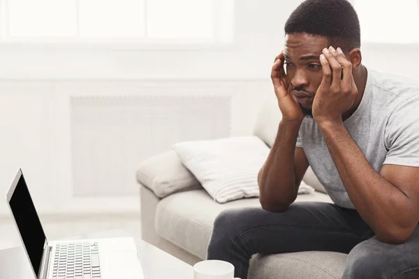 Joven afroamericano con dolor de cabeza en casa — Foto de Stock