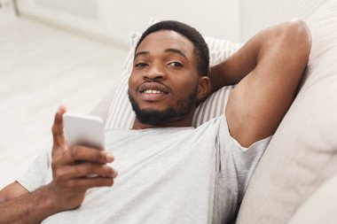 Genç adam evde cep telefonuna ileti