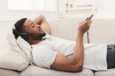 Kulaklık ile hareket eden genç Afro-Amerikan adam