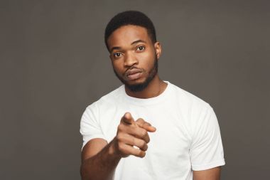 Genç yakışıklı adam stüdyo portre, çocuk tarzı siyah