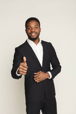 Jest, stüdyo çekim yukarı gösterilen mutlu siyah adam