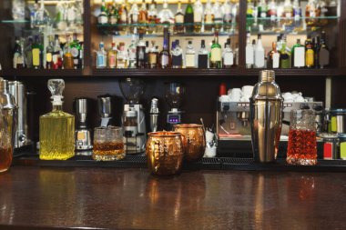 Yaratıcı alkollü kokteyller çeşitler üzerinde bar
