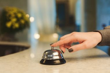 Otel Resepsiyon hizmeti çan closeup zil kadın