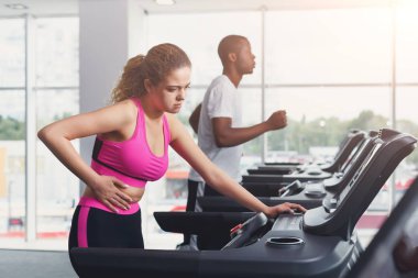 Erkek ve kadın, çift koşu bandı üzerinde spor salonunda