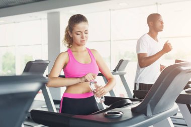Erkek ve kadın, çift koşu bandı üzerinde spor salonunda
