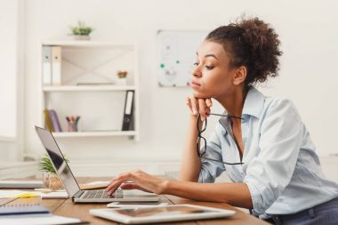Ofiste dizüstü bilgisayarda çalışan iş kadın konsantre
