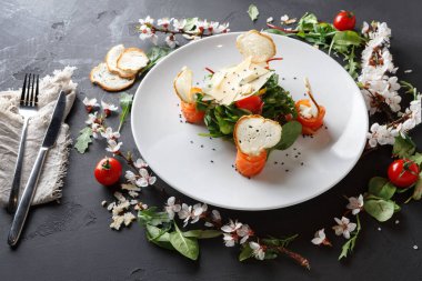 Siyah arka plan üzerine beyaz plaka restoran yemek