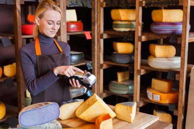 Bakkal dükkanı beyaz peynir sırasını için ödeme müşteri.