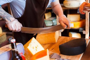 Bakkal dükkanı beyaz peynir kesme yaşlı