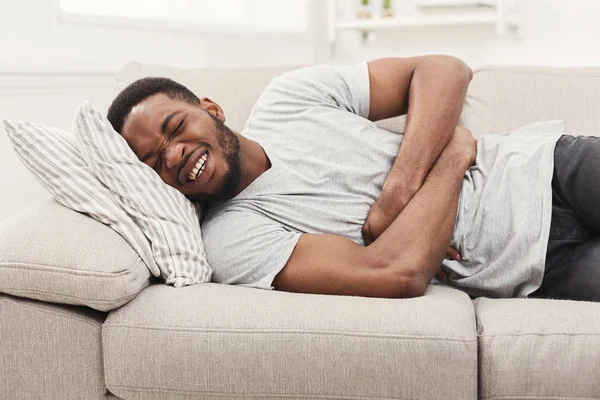 Yakışıklı genç Afro-Amerikan adam karın ağrısı acı — Stok fotoğraf