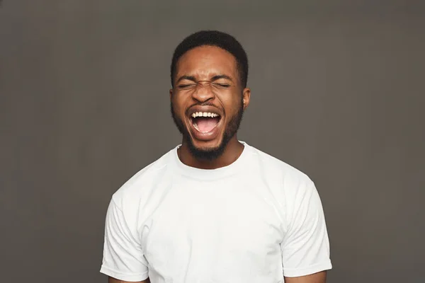 Černý muž vyjádřit hněv, pocit, vztek, křik — Stock fotografie