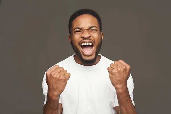 Framgång, upphetsad svart man med glad ansiktsuttryck — Stockfoto