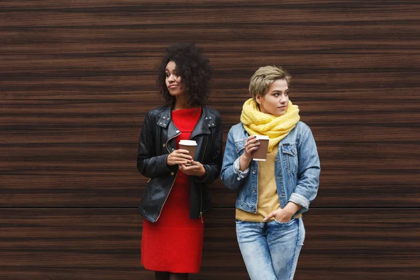 Chicas felices con llevar café al aire libre —  Fotos de Stock