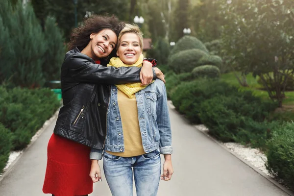 Meninas felizes se divertindo enquanto caminham no parque — Fotografia de Stock