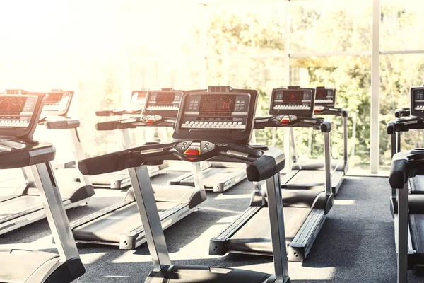 Modernt gym inreutrustning, löpband kontrollpaneler för kort — Stockfoto