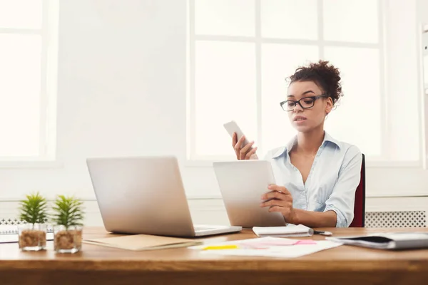 Ernstige vrouw lezing bedrijfsdocument op office-bureaublad — Stockfoto