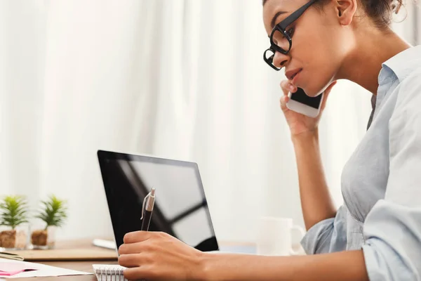 Mujer joven usando el ordenador portátil con pantalla en blanco — Foto de Stock