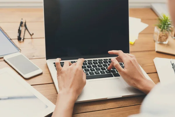 Fechar as mãos que trabalham no computador portátil com a tela em branco — Fotografia de Stock