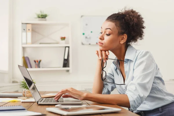 Ofiste dizüstü bilgisayarda çalışan iş kadın konsantre — Stok fotoğraf
