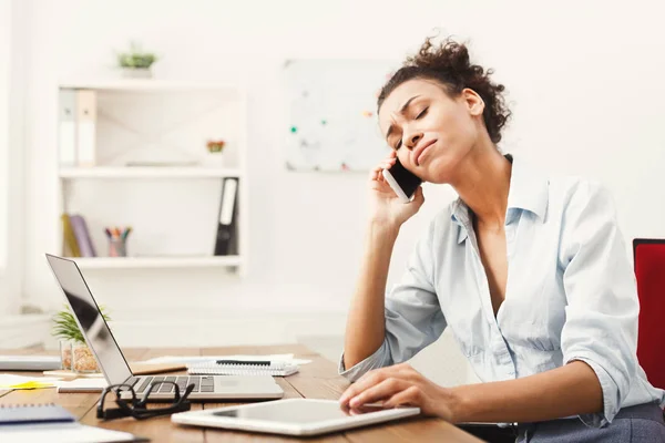 Üzleti beszélni, csalódott nő beszél telefonon irodában — Stock Fotó