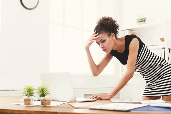 Geschockte Geschäftsfrau arbeitet im Büro am Laptop — Stockfoto