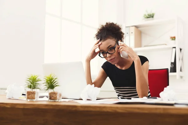 Business spreken, ernstige vrouw raadplegen via de telefoon op kantoor — Stockfoto