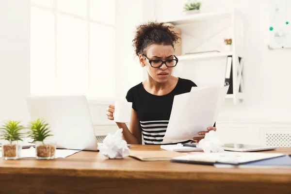 Ciddi bir iş kadını okuma belgeyi office masaüstü — Stok fotoğraf