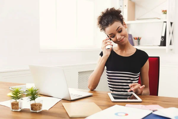 Glückliche Geschäftsfrau bei der Arbeit telefoniert — Stockfoto