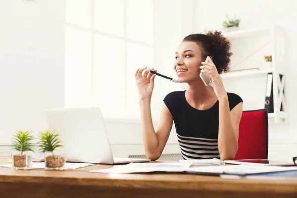 Glückliche Geschäftsfrau bei der Arbeit telefoniert — Stockfoto