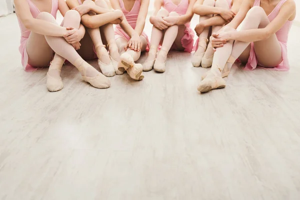 Piccole ballerine che parlano in studio di danza — Foto Stock