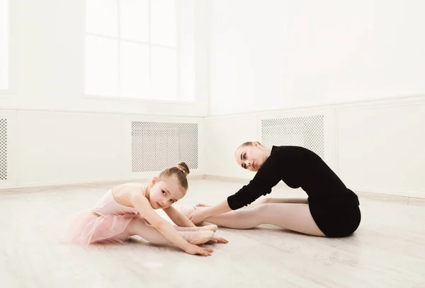 Девочка учится балету с учителем копировать пространство — стоковое фото
