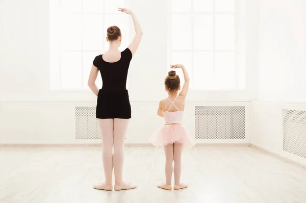 Девочка учится балету с учителем копировать пространство — стоковое фото