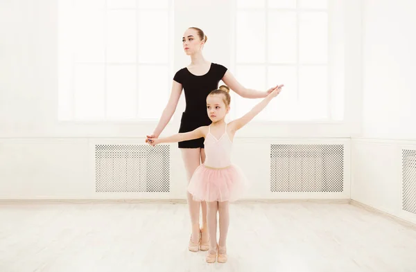 Kleine Mädchen lernen Ballett mit Lehrer Kopierraum — Stockfoto