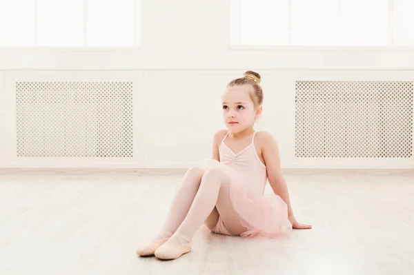 Retrato de pequeña bailarina en el suelo, espacio para copiar — Foto de Stock