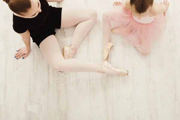 Menina aprende ballet com espaço de cópia do professor — Fotografia de Stock