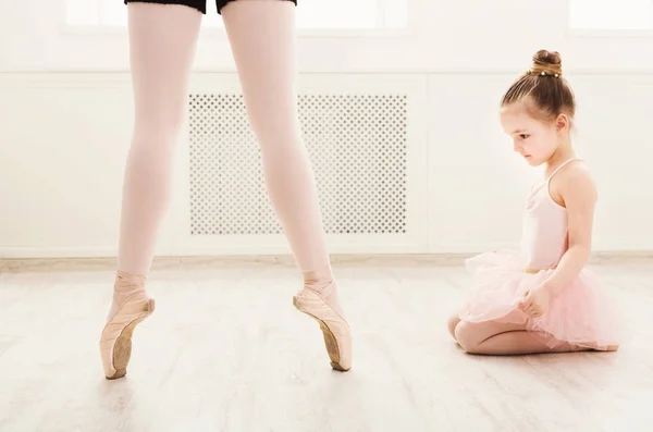 직업적인 발레 댄서를 보고 어린 소녀 — 스톡 사진
