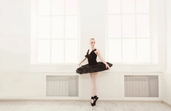 Piękne baleriny wdzięku sukienka czarny łabędź — Zdjęcie stockowe