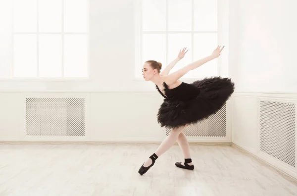 Bella ballerina graziosa in abito da cigno nero — Foto Stock