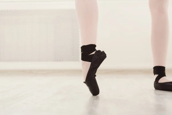 Baletka v pointe boty, elegantní nohy, balet pozadí — Stock fotografie