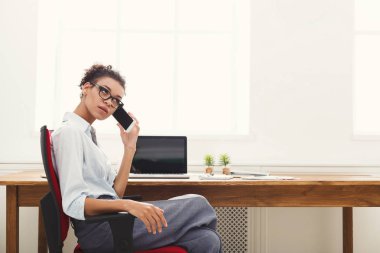 İş konuşalım, sıkılmış kadın ofiste telefonda söz