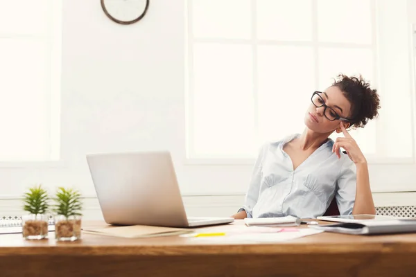 Affärskvinna som arbetar på laptop på kontoret — Stockfoto