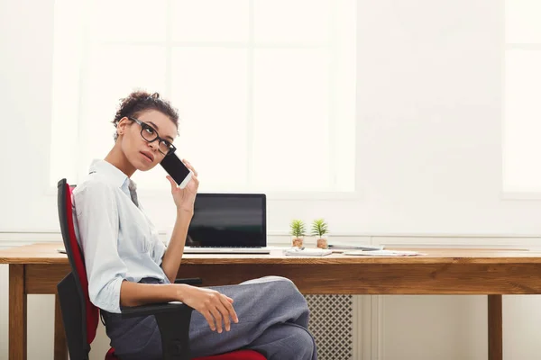 İş konuşalım, sıkılmış kadın ofiste telefonda söz — Stok fotoğraf
