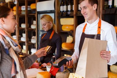 Bakkal dükkanı beyaz peynir sırasını için ödeme müşteri.