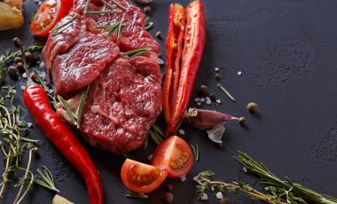 Kaburga eti, baharat ve sebzeler siyah arka plan