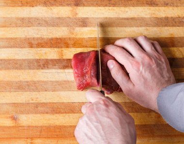 Şef kesme fileto mignon adlı restoran mutfak ahşap tahta üzerinde