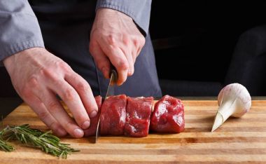 Şef kesme fileto mignon adlı restoran mutfak ahşap tahta üzerinde