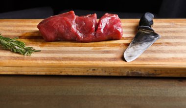 Taze parça fileto mignon ahşap kesme tahtası üzerinde